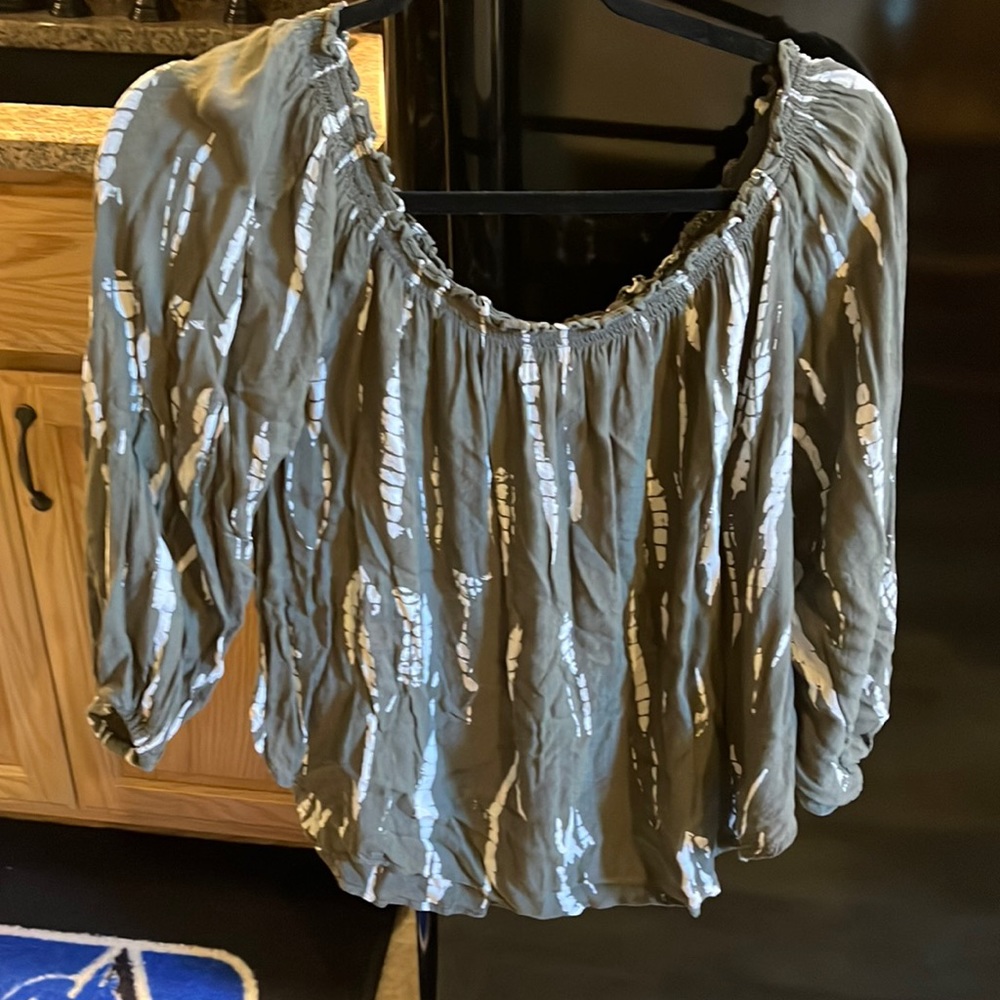 Quarter Sleeve Rounded Hem Shirt